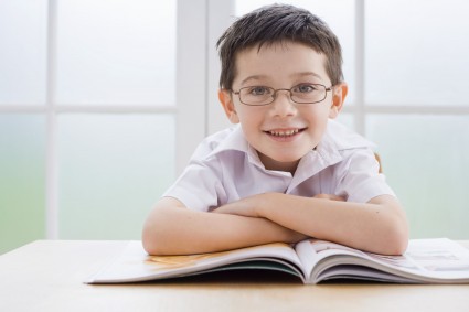 Мальчик в очках с книгой